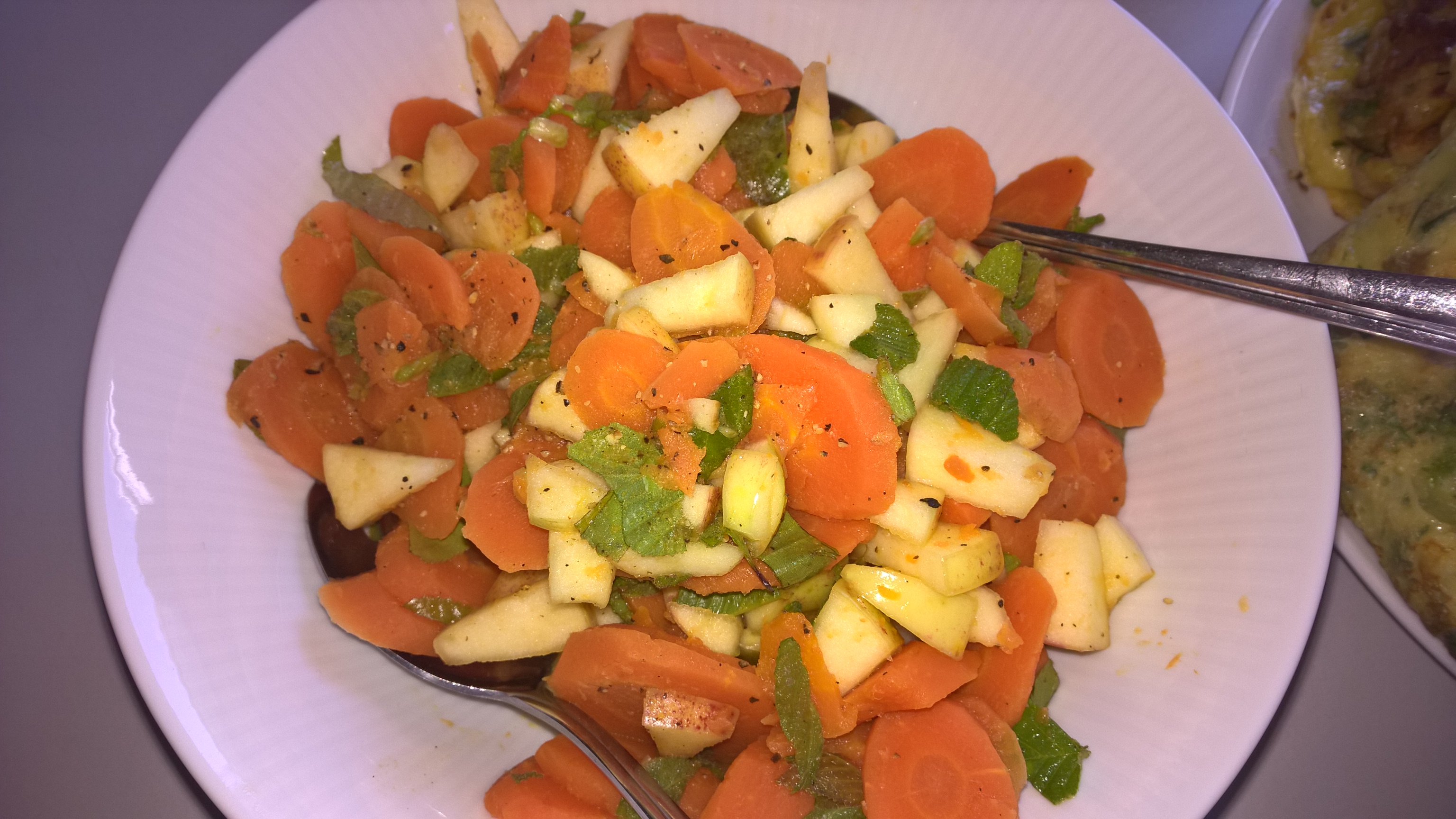 warmer Karottensalat mit Äpfel und Baumblätter